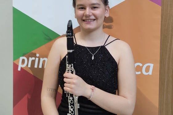 Gleich zwei Südtirolerinnen wurden in Graz mit höchster Punktezahl als Bundessiegerinnen gekürt: Chantal Ramona Veit aus Bozen und Lia Obexer aus Brixen. Lia (im Bild) studiert am Landeskonservatorium in Innsbruck Klarinette und hat in der Kategorie IIIplus diesen großen Erfolg erzielt. (Foto: Privat)