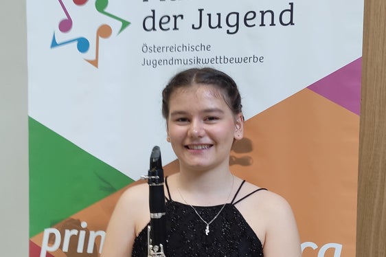 Gleich zwei Südtirolerinnen wurden in Graz mit höchster Punktezahl als Bundessiegerinnen gekürt: Chantal Ramona Veit aus Bozen und Lia Obexer aus Brixen. Lia (im Bild) studiert am Landeskonservatorium in Innsbruck Klarinette und hat in der Kategorie IIIplus diesen großen Erfolg erzielt. (Foto: Privat)