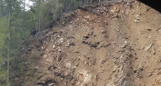 Die Mitarbeiter des Straßendiensts und einer spezialisierten Firma haben die Hänge am von Steinschlag betroffenen Abschnitt der Straße ins Schnalstal von losem Material gesäubert. Die Abbruchstelle wurde bei einem Hubschrauberflug genau unter die Lupe genommen. (Foto: LPA/Landesstraßendienst)