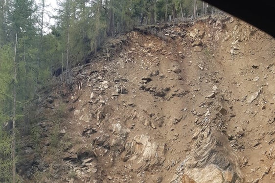 Die Mitarbeiter des Straßendiensts und einer spezialisierten Firma haben die Hänge am von Steinschlag betroffenen Abschnitt der Straße ins Schnalstal von losem Material gesäubert. Die Abbruchstelle wurde bei einem Hubschrauberflug genau unter die Lupe genommen. (Foto: LPA/Landesstraßendienst)