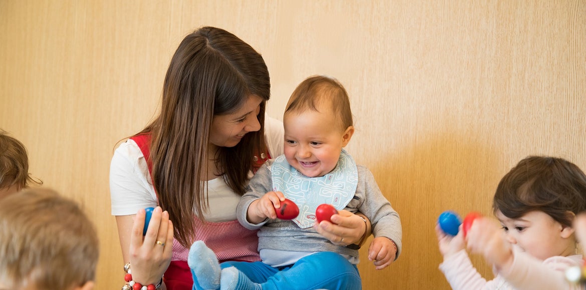 In seguito all'approvazione della legge Omnibus, i genitori che affidano i propri figli a un asilo nido aziendale possono richiedere una riduzione tariffaria. (Foto: Agenzia per la Famiglia/Ingrid Heiss)