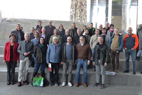 Geschulte Energie- und Sanierungsexperten und -expertinnen – im Bild mit dem Direktor der KlimaHaus Agentur Ulrich Santa (vorne 2. von links) bei einer Fortbildung am 20. März – bieten individuell abgestimmte Beratungen in ganz Südtirol. (Foto: KlimaHaus Agentur)