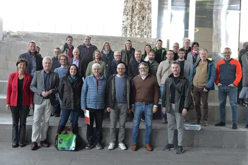 Geschulte Energie- und Sanierungsexperten und -expertinnen – im Bild mit dem Direktor der KlimaHaus Agentur Ulrich Santa (vorne 2. von links) bei einer Fortbildung am 20. März – bieten individuell abgestimmte Beratungen in ganz Südtirol. (Foto: KlimaHaus Agentur)