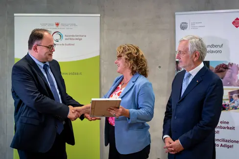Generaldirektor Christian Kofler hat am 10. September das Zertifikat des audit familieundberuf aus den Händen von Landesrätin Rosmarie Pamer und Handelskammerpräsident Michl Ebner entgegengenommen. (Foto: LPA/Fabio Brucculeri)