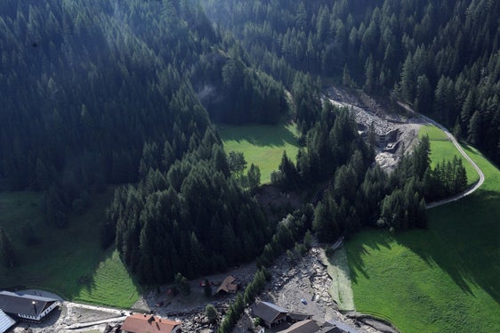 Archivbild: Zwei Todesopfer und Schäden in Höhe von über 18 Millionen Euro hatten die Unwetter in der Nacht auf den 5. August 2012 im Wipptal gefordert. Wohl am stärksten von Regen, Hagel, Murabgängen und Überschwemmungen betroffen war dabei die Gemeinde Pfitsch, wie der Blick auf die Siedlung Fußendraß am 5. August 2012 zeigt. (Foto: LPA/Landeswarnzentrum in der Agentur für Bevölkerungsschutz)