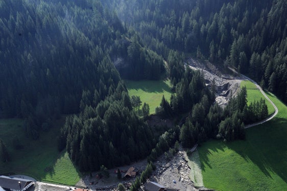 Archivbild: Zwei Todesopfer und Schäden in Höhe von über 18 Millionen Euro hatten die Unwetter in der Nacht auf den 5. August 2012 im Wipptal gefordert. Wohl am stärksten von Regen, Hagel, Murabgängen und Überschwemmungen betroffen war dabei die Gemeinde Pfitsch, wie der Blick auf die Siedlung Fußendraß am 5. August 2012 zeigt. (Foto: LPA/Landeswarnzentrum in der Agentur für Bevölkerungsschutz)