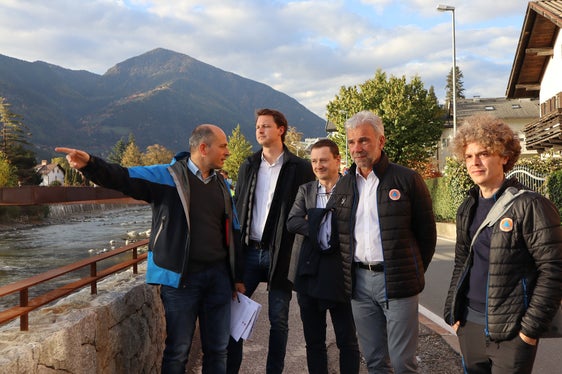 Lokalaugenschein am Eisack in Brixen: (v.l.) Amtsdirektor Philipp Walder, Peter Natter und Alexander Gruber von der Gemeinde Brixen, Landesrat Arnold Schuler, Bauleiter Lukas Pichler vom Landesamt für Wildbachverbauung Nord (Foto: LPA/Noemi Prinoth)