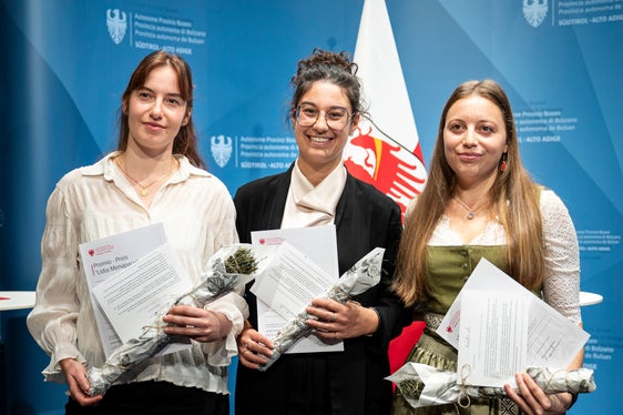 Die Preisträgerinnen Sofia Moratti (im Bild von links), Alena Kerer und Camilla Cristofoletti. (Foto: LPA/Fabio Brucculeri)