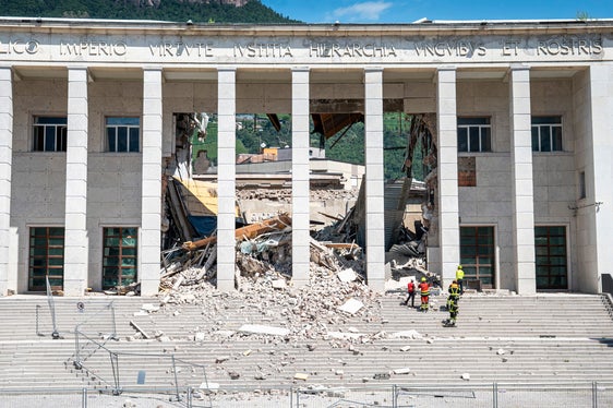 Sono ceduti i pilastri portanti del Palazzo di Giustizia e con essi una vasta parte del Tribunale, tra cui le aule di Corte d’Assise e i quattro piani sovrastanti, crollati assieme alla struttura. (Foto: USP/Fabio Brucculeri)