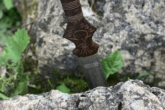 Una delle postazioni lungo il sentiero tematico Oswald von Wolkenstein. (Foto: Seiser Alm Marketing)