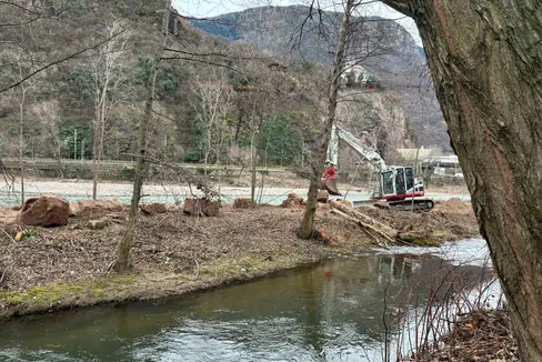 Seit Anfang Jänner arbeitet das Landesamt für Wildbach- und Lawinenverbauung Süd entlang der Ufer des Eisacks in Bozen. (Foto: LPA/Maja Clara)
