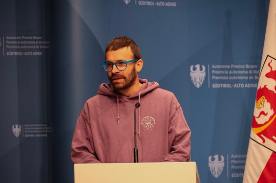 Florian Pallua, coordinatore per i Giovani del Forum Prevenzione, ha descritto il progetto come un processo per cambiare la consapevolezza nelle comunità e nella politica. (Foto: USP/Clara Masiero)