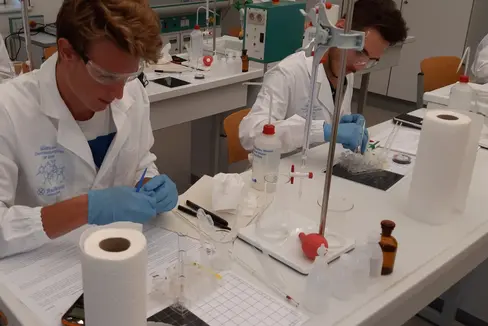 Der diesjährige Landeswettbewerb der Chemieolympiade startet am Dienstag, 23. April. Die Preisverleihung findet am darauffolgenden Tag, am 24. April, statt. (Foto: LPA/Bildungsdirektion)