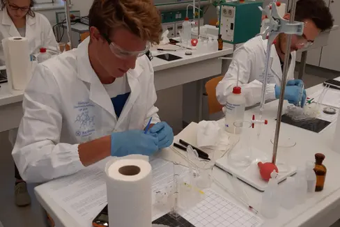 Der diesjährige Landeswettbewerb der Chemieolympiade startet am Dienstag, 23. April. Die Preisverleihung findet am darauffolgenden Tag, am 24. April, statt. (Foto: LPA/Bildungsdirektion)