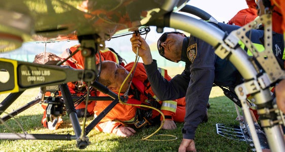 Schlagkräftig wurden die Übungsszenarien abgearbeitet, Hubschrauber effizient eingesetzt und koordiniert sowie Einsatzerfahrungen ausgetauscht. (Foto: Feuerwehr Anras/Simon Kofler)