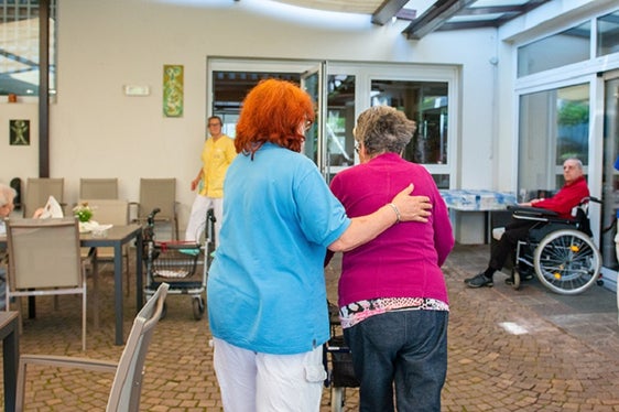 Die Landesregierung hat Änderungen an den Richtlinien der Seniorenwohnheime zugestimmt. Damit wird unter anderem ein neues Verfahren bei den Wartelisten eingeführt, durch welches die Handhabung vereinfacht werden soll. Das Ziel ist es die Wartelisten auf den effektiven Bedarf zu reduzieren, sagt Landesrätin Rosmarie Pamer. (Foto: LPA/Claudia Corrent)