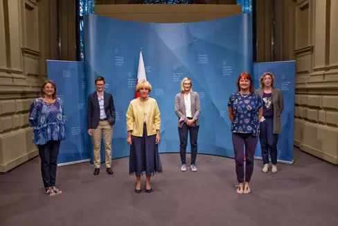 Bei der heutigen Vorstellung der Daten zur Sommerbetreuung 2021: (v.l.) Marisa Leoni (Centro Cilla), Carmen Plaseller (Familienagentur), Landesrätin Deeg, Michaela Platzer (Vizebürgermeisterin Prad), Franca De Gaetano (Centro Cilla), Cora Cavicchi (Familienagentur) (Foto: LPA/Greta Stuefer)