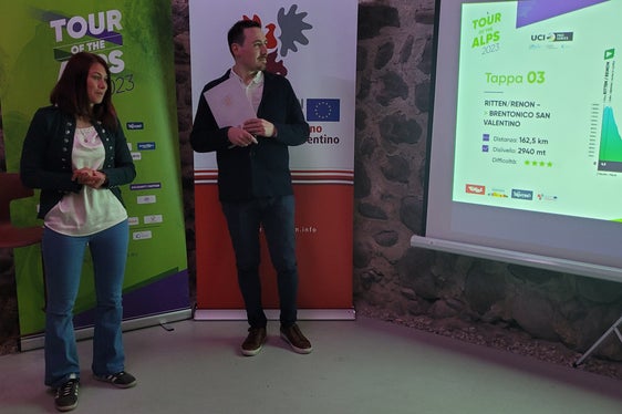 La vicesindaca e assessora allo sport di Brentonico Silvia Mozzi con il responsabile della comunicazione del Tour of the Alps David Evangelista (Foto: Euregio/Armin Gluderer)