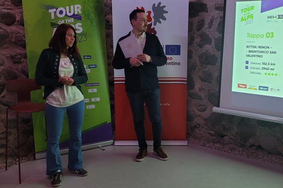 La vicesindaca e assessora allo sport di Brentonico Silvia Mozzi con il responsabile della comunicazione del Tour of the Alps David Evangelista (Foto: Euregio/Armin Gluderer)