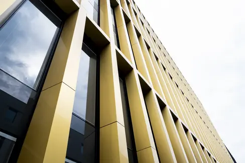 Ecco come si presenta il nuovo Palazzo del personale in via Renon 5 a Bolzano (Foto: ASP/Manuela Tessaro)