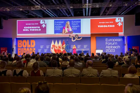 Voller Saal im Konresszentrum Alpbach beim Tiroltag: Bold Europe (Mutiges Europa) ist das Motto und Ziel beim heurigen European Forum Alpbach. (Foto: Land Tirol/Sedlak)