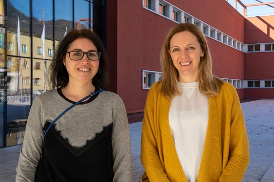 Incoming-Forscherin Francesca Rosignoli (links) wird bei ihrem Gastaufenthalt bei Eurac Research und bei der Umsetzung eines Projektes zu den rechtlichen Aspekten der Klimakrise von Alexandra Tomaselli (rechts) begleitet. Tomaselli hatte 2022 als Outgoing-Forscherin an der Universität in Tarragona an einem Projekt zur Geschlechtergleichstellung geforscht. (Foto: Eurac/Alexandra Tomaselli)