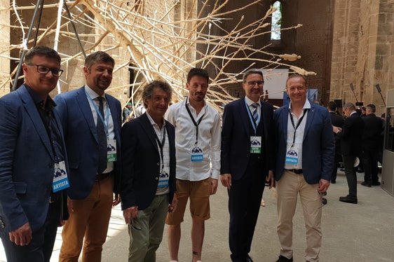 LH Kompatscher (2.v.r.) und LH-Stellvertreter Alfreider (2.v.l.) mit den Künstlern Gerald Moroder, Peter Demetz, Gregor Prugger und Fabrizio Biz Senoner vor dem Kunstwerk L'albero di tutti von Gregor Prugger (Foto: LPA)