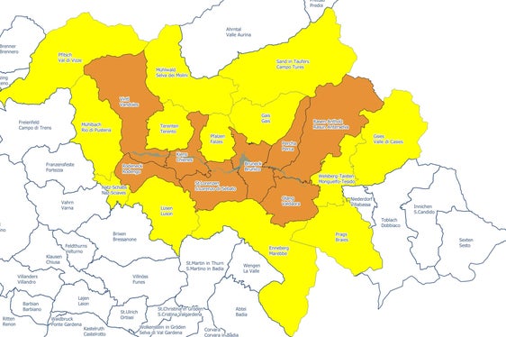 Heute Mittag wurden alle empfangsbereiten Mobiltelefone in den dunkel markierten Gemeinden von einer Testnachricht des Alarmierungssystems IT-alert angepeilt; aufgrund von Überreichweiten (Overshooting) konnten auch Smartphones in den gelb gekennzeichneten Gemeinden vom Signal betroffen sein. (Foto: LPA/Dipartimento di Protezione Civile)
