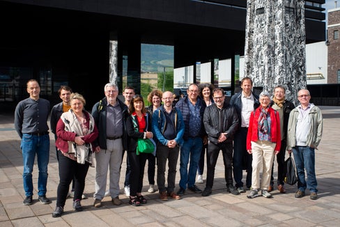 Auf Lehrfahrt: Eine nordfranzösische Delegation (im Bild mit Südtiroler Referenten vor dem NOI Tech Park in Bozen) besuchte vor kurzem gezielt Südtirol, um sich hier über die Nachhaltigkeitsstrategie des Landes und ihre Umsetzung zu informieren. (Foto: LPA/Fabio Brucculeri)