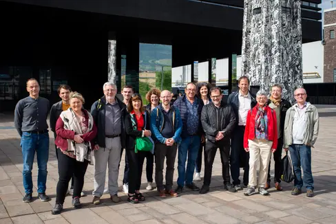 Auf Lehrfahrt: Eine nordfranzösische Delegation (im Bild mit Südtiroler Referenten vor dem NOI Tech Park in Bozen) besuchte vor kurzem gezielt Südtirol, um sich hier über die Nachhaltigkeitsstrategie des Landes und ihre Umsetzung zu informieren. (Foto: LPA/Fabio Brucculeri)