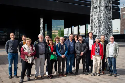 Auf Lehrfahrt: Eine nordfranzösische Delegation (im Bild mit Südtiroler Referenten vor dem NOI Tech Park in Bozen) besuchte vor kurzem gezielt Südtirol, um sich hier über die Nachhaltigkeitsstrategie des Landes und ihre Umsetzung zu informieren. (Foto: LPA/Fabio Brucculeri)