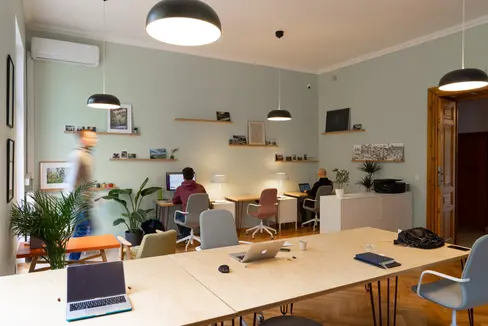 La Giunta provinciale intende creare luoghi di lavoro condiviso, coworking, in varie località periferiche per favorire la possibilità di lavorare da postazioni vicino a casa, per una migliore conciliazione tra vita lavorativa, vita famigliare e tempo libero, riducendo il pendolarismo. (Foto: Unsplash)
