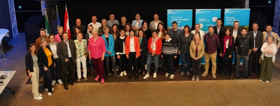 Gruppenfoto des Begleitausschusses Interreg Italien-Österreich, der in den vergangenen zwei Tagen in Schlanders zusammengekommen ist (Foto: LPA/Simon Mariacher)