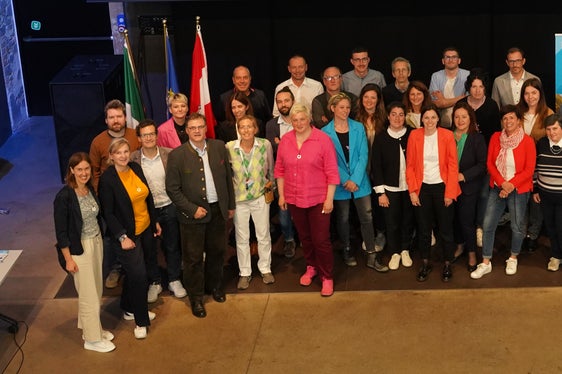 Foto di gruppo del Comitato di Sorveglianza Interreg Italia-Austria, riunitosi a Silandro nei gironi scorsi (Foto: ASP/Simon Mariacher)