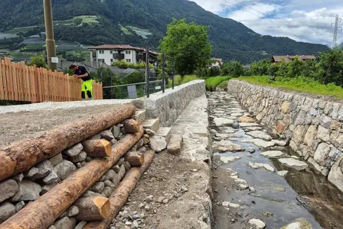 Lavori di messa in sicurezza lungo il torrente Mühl a Quarazze, vicino a Lagundo. (Foto: USP/Ufficio sistemazione bacini montani ovest/Martin Eschgfäller)