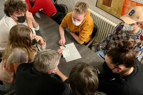 Nach dem Kennenlernen am Sonntagabend wird seit heute Vormittag intensiv an den Problemen gearbeitet. (Foto: LPA/Deutsche Bildungsdirektion/Christof Wiedemair)