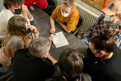 Nach dem Kennenlernen am Sonntagabend wird seit heute Vormittag intensiv an den Problemen gearbeitet. (Foto: LPA/Deutsche Bildungsdirektion/Christof Wiedemair)