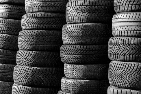 Rund 2000 Tonnen Altreifen bleiben Schätzungen zufolge jährlich in Südtiroler Werkstätten liegen. Die ausbleibende Abholung führt zu Problemen bei Sicherheit, Brandschutz und Lagerhaltung. (Foto: Pexels. Das Foto darf nur im Zusammenhang mit dieser Presseaussendung verwendet werden.)