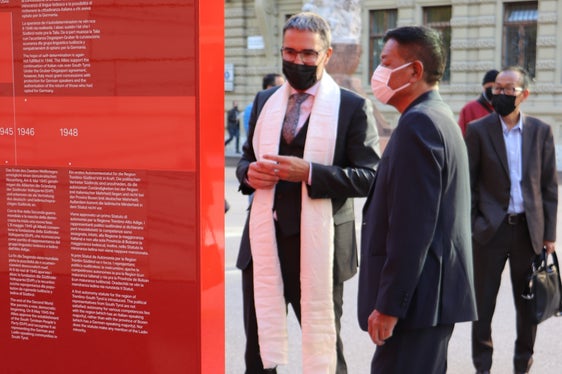 Die guten Beziehungen zwischen dem Land Südtirol und der tibetischen Exilregierung sollen fortgesetzt werden: Penpa Tsering und LH Kompatscher am Silvius-Magnago-Platz in Bozen. (Foto: LPA/Dominik Holzer)