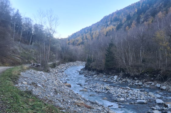 Lungo la pista ciclabile della Val Venosta, sopra Covelano, gli operai stanno riparando i muretti di protezione delle sponde, allargando l'alveo del torrente. (Foto: USP/Ufficio Sistemazione bacini montani ovest)