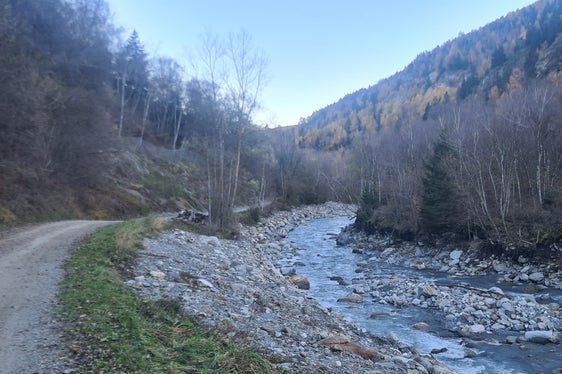 Lungo la pista ciclabile della Val Venosta, sopra Covelano, gli operai stanno riparando i muretti di protezione delle sponde, allargando l'alveo del torrente. (Foto: USP/Ufficio Sistemazione bacini montani ovest)