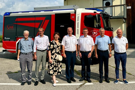 La visita alla Scuola provinciale dei Vigili del fuoco di Vilpiano: nella foto (da sinistra) Christoph Oberhollenzer, il direttore dell'Agenzia per la Protezione civile altoatesina, Klaus Unterweger, Michaela Langer-Weninger, Michael Hutterer, Robert Mayer, il presidente dell' Unione provinciale dei Corpi dei vigili del fuoco volontari dell'Alto Adige,
Wolfram Gapp, e il suo vice, Martin Künig. (Foto: ASP/Unione provinciale dei Corpi dei vigili del fuoco volontari dell'Alto Adige/DiddiOsele)