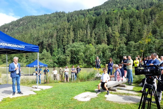Al termine dei lavori nel biotopo Ilistra lungo la Rienza, oggi (29 luglio) inaugurazione ufficiale con gli assessori provinciali Schuler (nella foto), Hochgruber Kuenzer e Alfreider (Foto: ASP/Maja Clara)