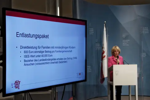 Auf Vorschlag von Landesrätin Deeg (im Archivbild) wird die Frist für die Ansuchen um den Entlastungsbonus bis zum 31. Mai verlängert. (Foto: LPA/Greta Stuefer)