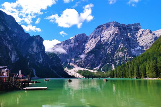 L’assessora Kuenzer sottolinea il ruolo della protezione del paesaggio e sostiene una maggiore cooperazione. Nell'immagine il Lago di Braies. (Foto: pexels)