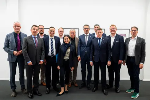 Undici deputati del Parlamento dell'Assia Hanno incontrato il presidente della Provincia Arno Kompatscher a Bolzano per discutere di autonomia e tutela delle minoranze. Nella foto, da sinistra a destra: Thomas Hering, Stefan Schneider, Jochen Roos, Stephan Naas, Christoph Mikuschek, Anna Nguyen, Jürgen Frömmrich (capo delegazione), il presidente della Provincia Arno Kompatscher, Matthias Körner, André Stolz, Sebastian Sommer, Torsten Leveringhaus. (Foto: USP/Fabio Brucculeri)