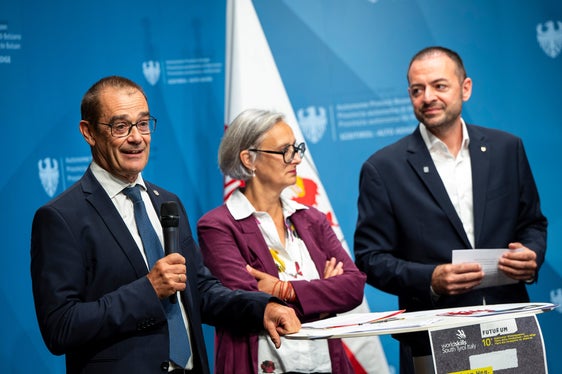 Generalsekretär Alfred Aberer vertritt die Handelskammer Bozen als stolzen Partner der Futurum, die zeitgleich stattfindende Landesmeisterschaft der handwerklichen, digitalen und technischen Berufe WorldSkills South Tyrol Italy 2025 ermögliche es zudem Berufen über die Schulter zu schauen und damit greifbar zu machen. (Foto: LPA/Fabio Brucculeri)