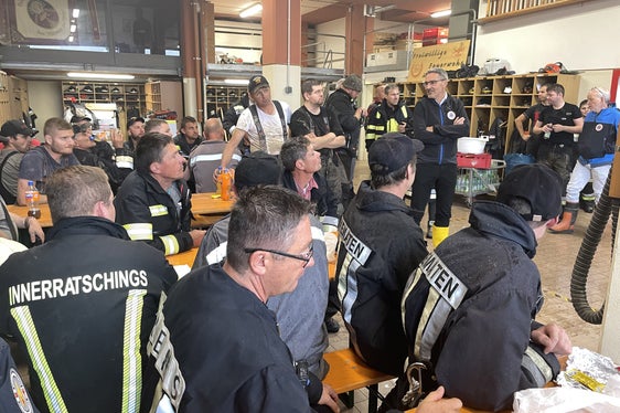 Landeshauptmann und Bevölkerungsschutzlandesrat Arno Kompatscher im Austausch mit Einsatzkräften nach den Unwetterereignissen vergangene Nacht im Wipptal. (Foto: LPA/GNews)