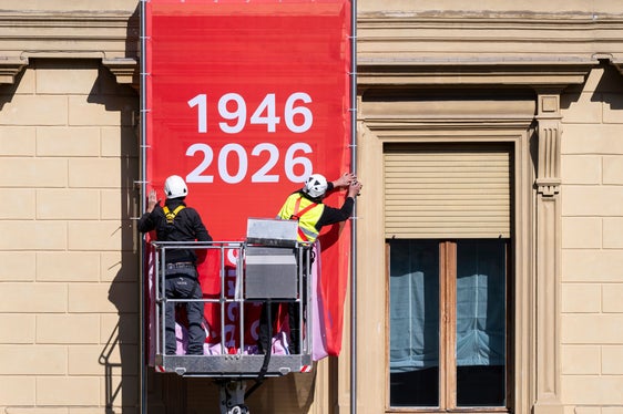 Am 20. März wurde am Palais Widmann ein gut sichtbares Banner angebracht. Es erinnert an die Unterzeichnung des Gruber-De-Gasperi-Abkommens vom 5. September 1946 als Grundlage der Südtirol-Autonomie. (Foto: LPA/Fabio Brucculeri)