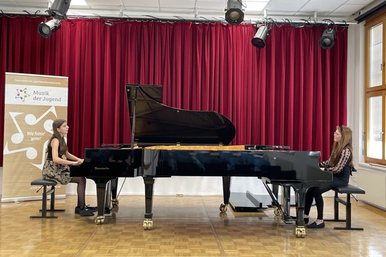 Sophie Filippi Oberegger (a sinistra) della Scuola di musica di Bolzano e Ida Maria Finatzer della Scuola di musica dell'Alto Adige hanno partecipato a Vienna come “Piano Girls” nella categoria “Musica da camera per pianoforte”. (Foto: USP/Direzione provinciale delle scuole di musica)